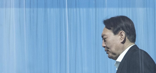 윤석열 검찰총장이 13일 서울 서초구 대검찰청에서 점심 식사를 위해 이동하고 있다./연합뉴스