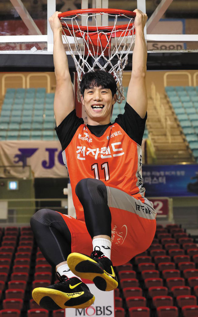 "저, 덩크슛은 한번도 해 본 적 없어요" - 농구 선수가 되고 나서 덩크슛을 한 번도 해 본 적이 없다는 홍경기가 림에 매달려 활짝 웃는 모습. 그는 "수비를 잘해서 유도훈 감독님께 칭찬을 받아보고 싶다"고 말했다. /이진한 기자