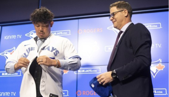 유니폼 입는 야마구치류현진과 한솥밥을 먹게 된 토론토 블루제이스의 일본인 투수 야마구치 순이 16일(한국시간) 캐나다 토론토 로저스센터에서 열린 입단 기자회견에서 유니폼을 입고 있다. /AP=연합뉴스