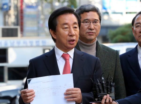 딸의 KT 특혜채용 혐의 재판을 받고 있는 김성태 자유한국당 의원이 지난해 11월 22일 오후 서울 양천구 서울남부지방법원에서 열리는 공판에 동료의원들과 출석해 2009년의 카드 사용내역을 들고 설명하고 있다. /뉴시스