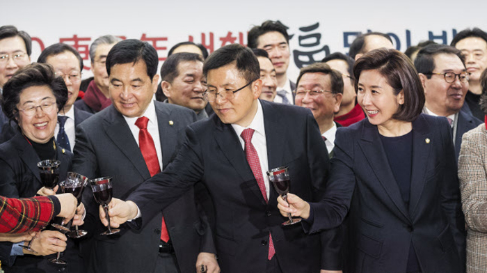 자유한국당 황교안(왼쪽에서 셋째) 대표가 16일 서울 여의도 자유한국당 중앙당사에서 열린 한국당 서울시당 신년인사회에서 참석자들과 건배하고 있다. 앞줄 왼쪽부터 이은재 의원, 심재철 원내대표, 황 대표, 나경원 전 원내대표. /김지호 기자