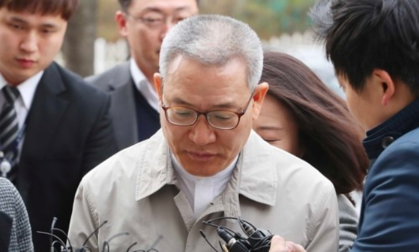 KT 부정채용에 연루된 의혹을 받는 서유열 전 KT홈고객부문 사장이 지난해 3월 27일 오전 구속 전 피의자 심문을 받기 위해 서울남부지법으로 들어가고 있다. /뉴시스