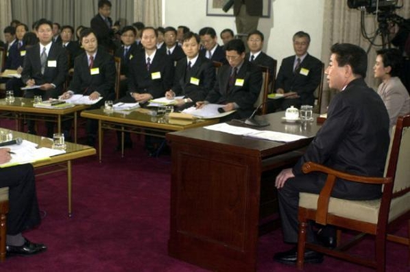 이정만 전 대전지검 천안지청장(첫 줄 오른쪽 첫 번째)가 2003년 4월 ‘검사와의 대화’에서 당시 노무현 대통령의 친형 노건평씨의 행적을 공개적으로 지적했다./조선DB