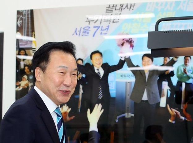 바른미래당 손학규 대표가 지난 10일 국회에서 열린 최고위원회의 및 확대간부회의에서 참석자들과 인사하기 위해 이동하고 있다. 벽에 안철수 전 의원과 함께한 사진이 걸려있다. /연합뉴스