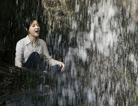 '서편제'에 이어 나온 영화 '천년학'의 한 장면. 송화(오정해)가 폭포 앞에서 연습하고 있다. /조선일보 DB