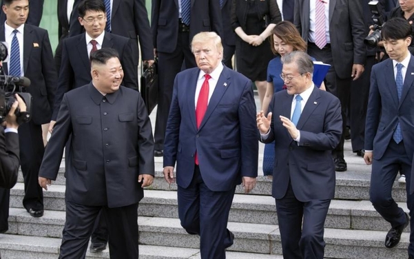 지난해 6월 진행된 남북미 판문점 회동에서 이야기를 나누는 문재인 대통령(오른쪽부터), 트럼프 미국 대통령, 김정은 위원장.