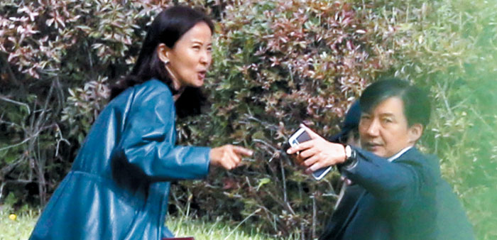 조국 아내 면회때도 동행 - 조국(오른쪽) 전 법무부 장관이 작년 10월 24일 서울구치소에 수감된 아내 정경심씨를 면회하기 위해 기다리면서 김미경 변호사와 이야기를 나누고 있다. 조 전 장관의 측근인 김 변호사는 20일 청와대 균형인사비서관에 임명됐다. /이진한 기자