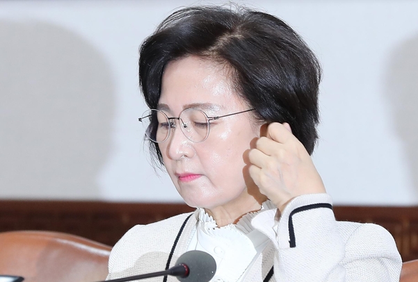 추미애 법무부 장관이 21일 오전 정부서울청사에서 열린 국무회의 참석하고 있다./연합뉴스