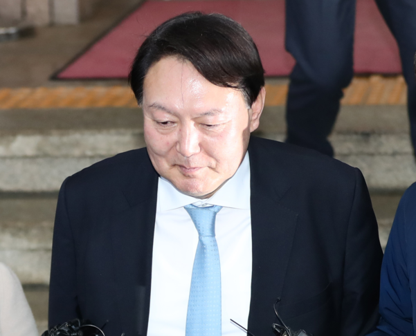 윤석열 검찰총장이 지난 7일 추미애 법무부 장관을 예방한 뒤 정부과천청사 법무부 건물을 나서고 있다. /연합뉴스