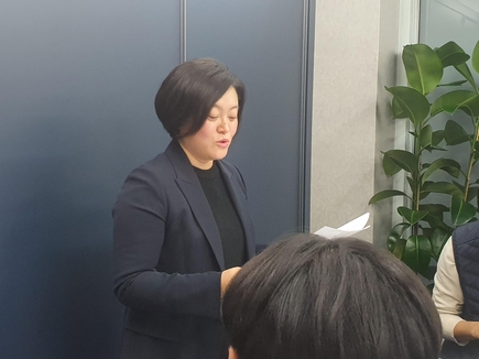 최강욱 청와대 공직기강비서관의 변호인 하주희 변호사가 23일 오후 서울 서초동 법무법인 율립 사무실에서 최 비서관이 전해온 입장문을 대독하고 있다./김명진 기자