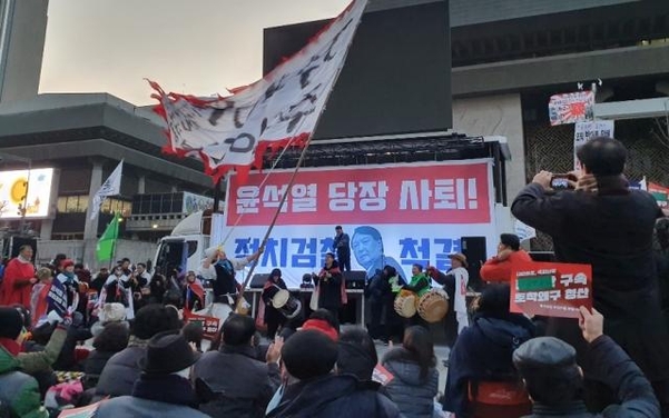 지난 11일 서울 종로구 광화문광장에서 광화문촛불연대가 ‘촛불문화제’를 열고 “윤석열 사퇴” 등의 구호를 외치고 있다. /권유정 기자