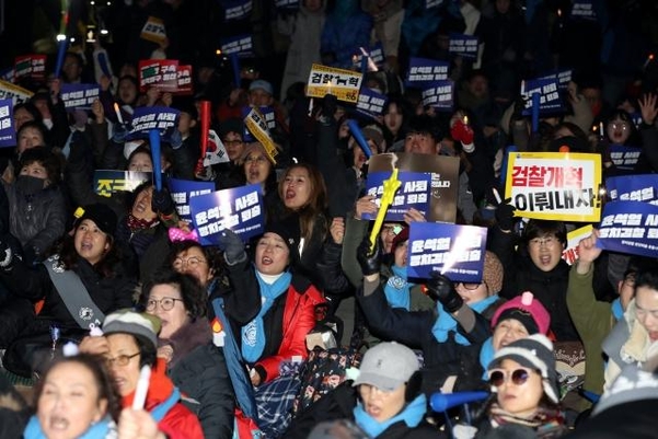 지난 11일 서울 광화문광장에서 윤석열 검찰총장 사퇴와 검찰개혁 등을 촉구하는 '2020 광화문탈환 촛불문화제'가 열리고 있다. /연합뉴스