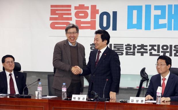 박형준 혁신통합추진위원장과 원희룡 제주도지사가 지난 22일 국회 의원회관에서 열린 제7차 혁신통합추진위원회 회의에 참석해 악수하고 있다. /뉴시스