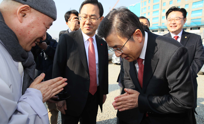 사찰 찾아 합장한 황교안 - 자유한국당 황교안(오른쪽) 대표가 31일 조계종 전 총무원장 자승 스님 등이 동안거를 하고 있는 경기 하남시 위례 상월선원을 찾아 봉은사 주지 원명 스님과 합장 인사를 하고 있다. /연합뉴스