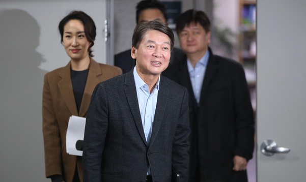 안철수 전 국민의당 대표가 지난달 31일 국회에서 열린 정민당과의 간담회 장소에 참석하고 있다./연합뉴스