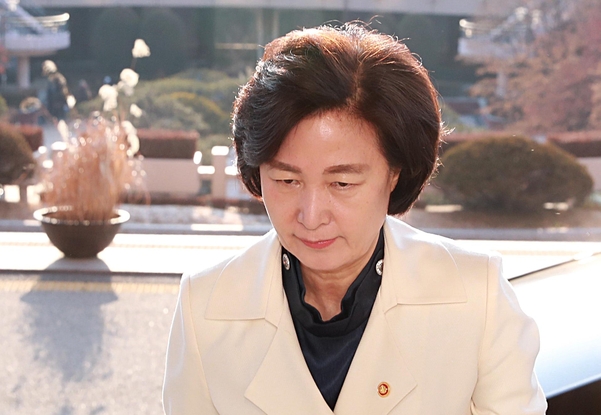 추미애 법무부 장관이 3일 오전 경기 과천시 법무부 청사로 출근하고 있다./뉴시스