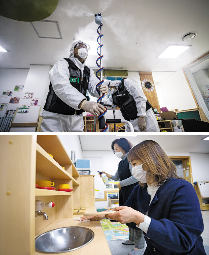 4일 오전 서울 성동구 왕십리 어린이집에서 방역복을 차려입은 방역 업체 관계자들이 우한 폐렴 예방을 위해 소독약을 살포하고 있다(큰 사진). 같은 날 이 어린이집에서 유치원 선생님들도 나서서 장난감 소독 작업을 하고 있다(아래 사진). /고운호 기자