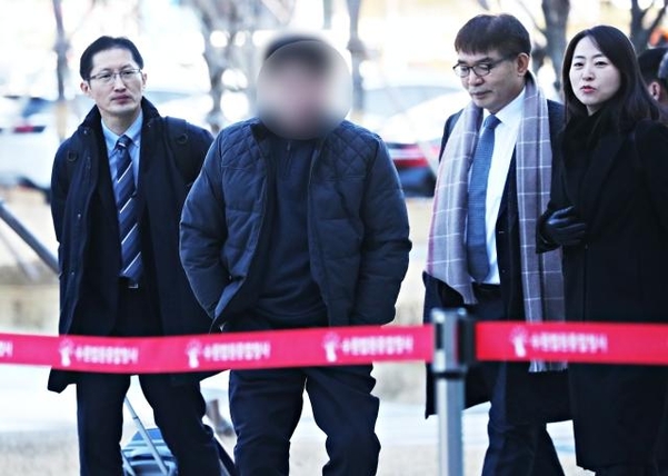 6일 오전 경기도 수원시 영통구 수원지방법원에서 열린 이춘재 연쇄살인 8차 사건 재심 공판준비기일에 재심 청구인 윤 모 씨가 변호인들과 함께 출석하고 있다. /연합뉴스