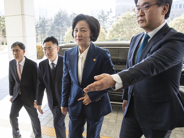 추미애 법무장관이 6일 오전 윤석열 검찰총장과의 회동을 위해 서울 서초구 대검찰청에 방문했다./연합뉴스