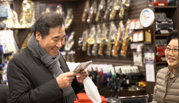 더불어민주당에서 4·15 총선 종로 지역구에 출마하는 이낙연 전 국무총리가 8일 서울 종로구 낙원상가에서 지역 주민을 만나고 있다./연합뉴스