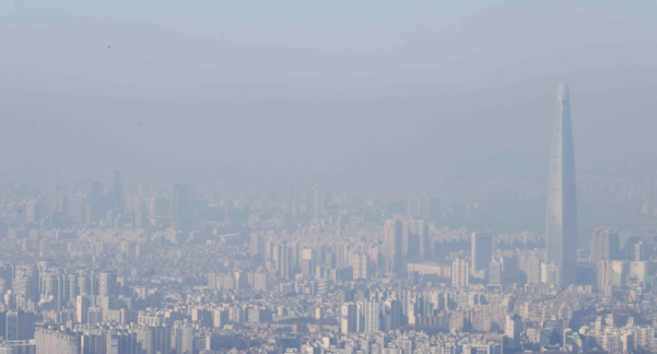 전국 대부분 미세먼지 농도가 나쁨 수준을 보인 지난달 3일 경기도 광주시 남한산성에서 바라본 서울 도심이 뿌옇다. /연합뉴스