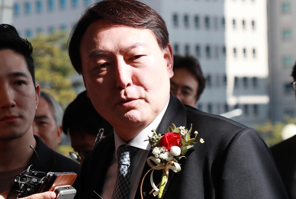 윤석열 검찰총장이 지난 13일 부산고등·지방 검찰을 찾아 취재진 질문에 답하고 있다. 윤 검찰총장은 취임 후 첫 지방검찰청을 격려 방문했다. /연합뉴스