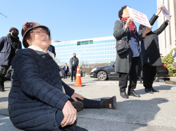 5·18 단체 회원들이 20일 오후 광주 고등·지방검찰청을 방문한 윤석열 검찰총장과의 면담을 요구하고 있다.