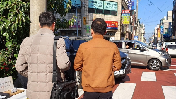 20일 오후 2시 30분쯤 고유정 사건 1심 판결이 종료된 후, 고유정의 현(現)남편 홍모(38)씨(오른쪽)가 홍씨 측 변호인과 재판이 열린 제주지방법원을 빠져나가고 있다. /김송이 기자