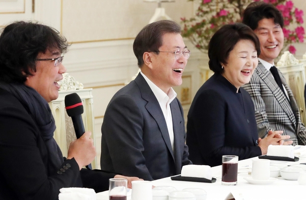 문재인 대통령과 참석자들이 지난 20일 청와대 본관에서 열린 오찬 행사에서 봉준호 감독의 발언을 들으며 웃고 있다./뉴시스