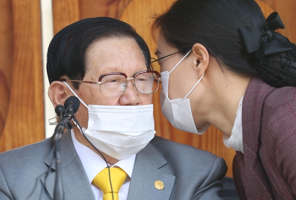 이만희 신천지 총회장이 2일 경기 가평군 평화의 궁전에서 우한 코로나(코로나19) 사태와 관련한 취재진의 질문을 관계자를 통해 전해 듣고 있다. /뉴시스