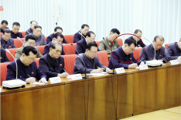 조선중앙TV가 지난달 29일 보도한 북한 노동당 중앙위원회 정치국 확대회의에 리만건(붉은색 원) 당 조직지도부장이 참석한 모습. 리만건은 이날 현직에서 해임됐다./조선중앙TV