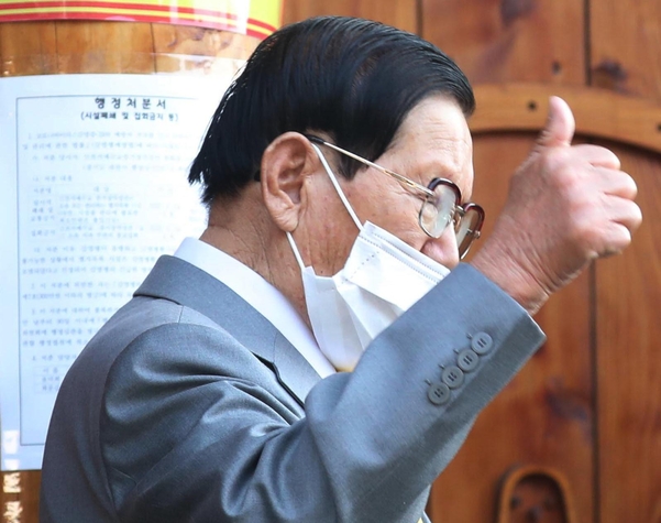 2일 경기도 가평군 신천지 평화의 궁전에서 열린 기자회견에서 이만희 총회장이 퇴장하며 엄지를 들어올리고 있다. /뉴시스