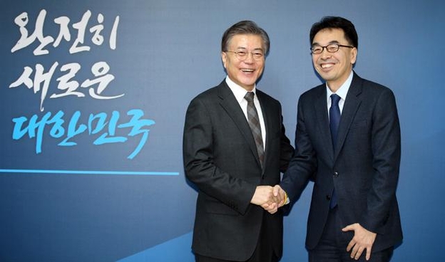 2017년 3월 7일 문재인 당시 더불어민주당 전 대표가 서울 여의도 선거캠프 사무실에서 캠프 인재로 영입한 하승창 전 서울시 정무부시장과 손을 잡고 있다. /조선일보DB