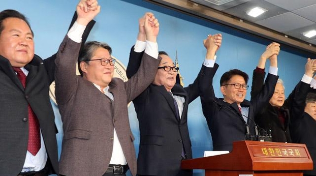 지난 3일 오후 국회 정론관에서 열린 우리공화당과 자유통일당 합당 기자회견에서 우리공화당 조원진 대표(왼쪽 두 번째부터), 무소속 서청원 의원, 자유통일당 김문수 대표가 손을 맞잡아 들어 인사하고 있다. 이들은 미래통합당에 후보 단일화를 제안했다. /연합뉴스