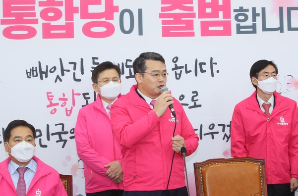 바른미래당을 탈당해 미래통합당에 입당한 임재훈 의원이 지난달 24일 국회에서 열린 미래통합당 최고위원회의에서 인사말하고 있다. /연합뉴스