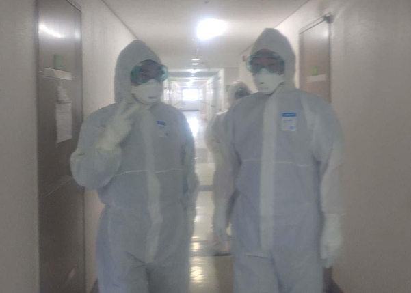 더불어민주당 이낙연(오른쪽) 코로나19 국난극복위원장이 10일 대구 산격동 경북대 제2생활치료센터를 방문, 시설을 둘러보고 있다./이낙연 캠프 제공