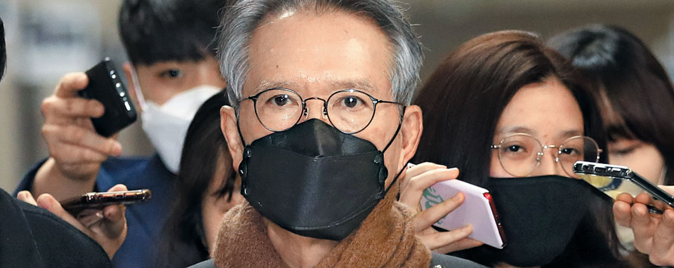 김형오(가운데) 미래통합당 공천관리위원장이 10일 국회에서 기자들의 질문을 받으며 공천위 회의장으로 향하고 있다. 그는 이날 회의에서 4·15 총선 강원 강릉 지역구에 현역 권성동(3선) 의원을 컷오프(공천 배제)하고 홍윤식 전 행정자치부 장관을 단수 추천하기로 했다고 밝혔다. /연합뉴스