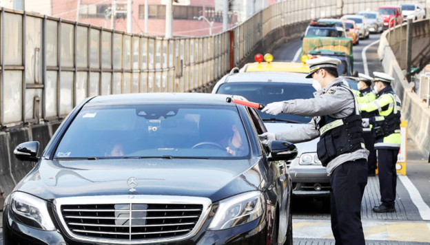 특정 지점을 지나는 모든 차량 운전자를 상대로 음주 여부를 확인하는 ‘일제검문식’ 단속 모습. /뉴시스