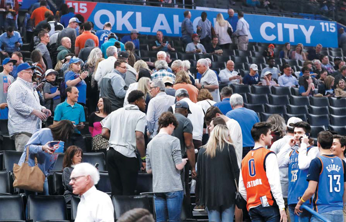 경기 취소로 돌아가는 관중들 - 12일 오클라호마시티 선더의 홈구장 체서피크 에너지 아레나에서 열릴 예정이던 미 프로농구(NBA) 유타 재즈와의 정규리그 경기가 취소되자 관중들이 자리를 떠나는 모습. 이날 경기 직전 루디 고베어(재즈)가 우한 코로나 검사에서 양성 판정을 받았다는 결과가 전해지자 NBA는 경기를 취소하고 시즌을 전면 중단했다. /USA TODAY Sports·연합뉴스