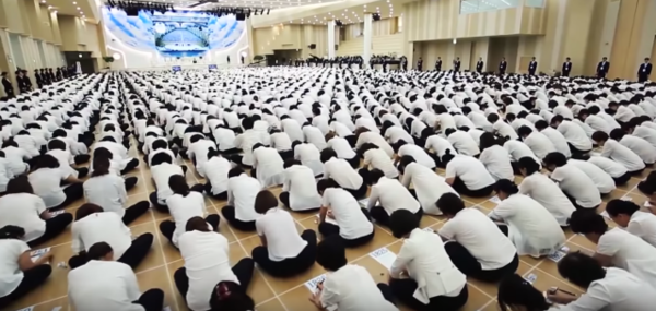 신천지 신도들의 예배 모습. 수백명에 이르는 교인들이 밀폐된 공간에 모여 다닥다닥 붙어 앉아 있는 모습이 특징이다. /유튜브 캡처