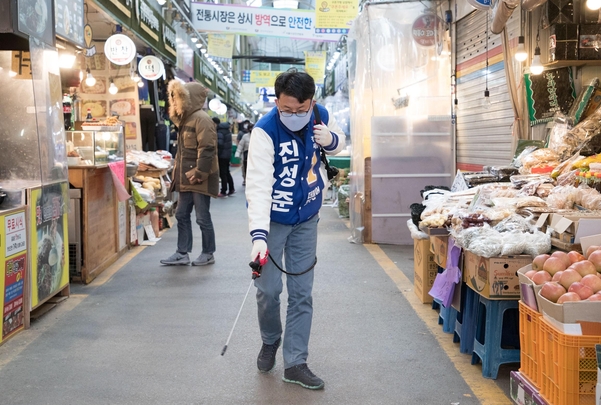 15일 오전, 서울 강서구 방신 전통시장에서 더불어민주당 진성준 강서을 후보가 방역을 하고있다./고운호 기자