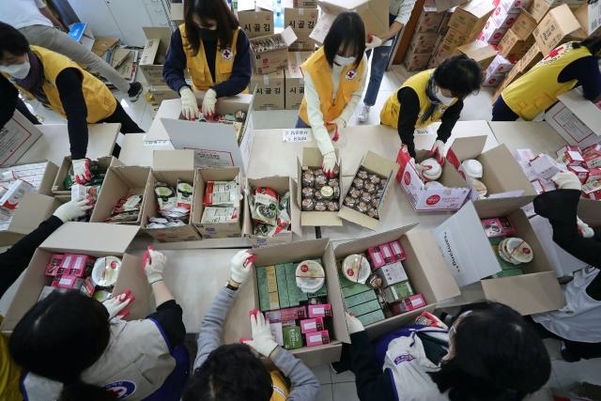 지난 12일 오전 서울 성동구 대한적십자사 서울특별지사에서 관계자들이 대구 지역 코로나19 자가격리자에 전달할 긴급구호품을 포장하고 있다. /연합뉴스