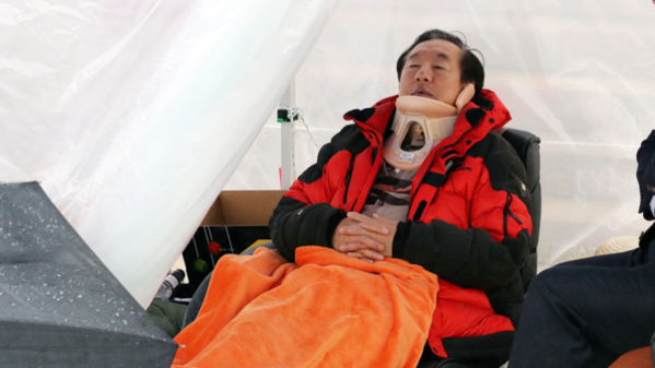 국회 앞 계단에서 '드루킹 특검'을 요구하며 단식투쟁을 하다 30대 남성으로부터 폭행을 당한 김성태 당시 자유한국당 원내대표가 2018년 5월 6일 국회 농성장으로 돌아와 농성을 이어가고 있다./연합뉴스