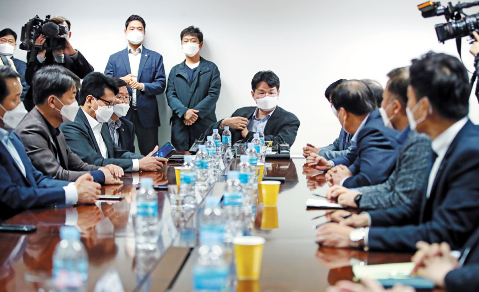 KOVO 임시 이사회 조원태(가운데) 한국배구연맹 총재가 23일 오후 서울 마포구 연맹 사무실에서 열린 임시 이사회에서 13구단 단장과 회의하는 모습. /연합뉴스