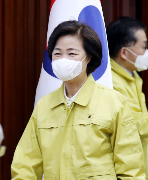 추미애 법무부 장관이 20일 정부서울청사에서 열린 신종 코로나바이러스 감염증(코로나19) 대응 중앙재난안전대책본부 회의에 참석하고 있다./연합뉴스