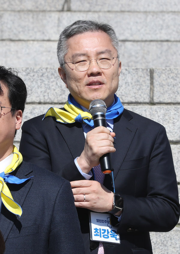 최강욱 전 청와대 공직기강비서관이 22일 서울 여의도 국회 본청 계단 앞에서 열린 비례후보 추천 경선 참가자 공개 및 기자회견에서 인사말을 하고 있다./뉴시스