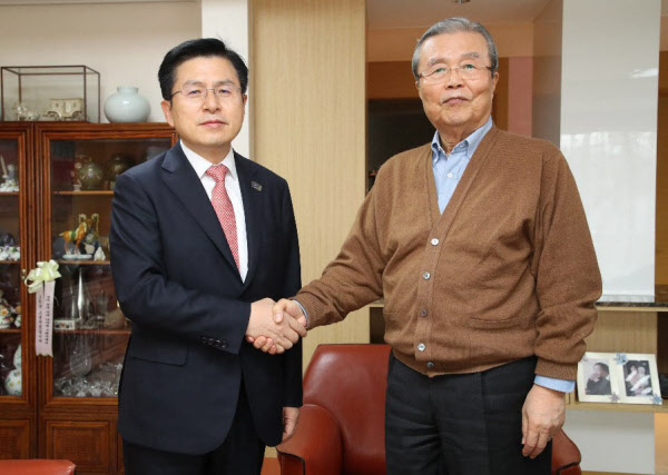 미래통합당 황교안 대표가 26일 오전 김종인 전 더불어민주당 비상대책위원회 대표 자택을 찾았다. 황 대표는 이날 김 전 대표에게 통합당 상임 선대위원장을 제안했고 김 전 대표를 이를 수락했다./통합당 제공