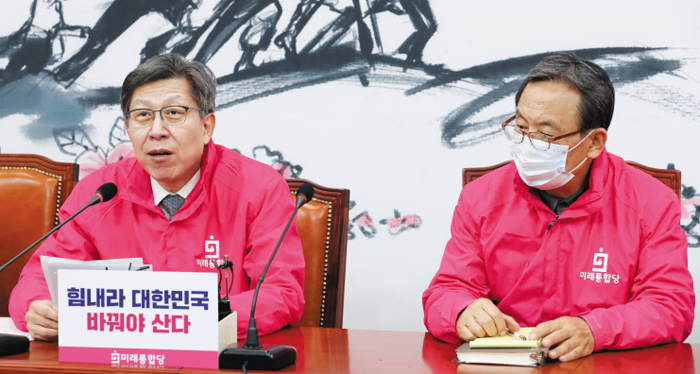 통합당 “바꿔야 산다” - 미래통합당 박형준 공동선대위원장이 27일 오전 국회에서 열린 당 선거전략 대책회의에서 발언하고 있다. 박 위원장은 코로나 사태와 관련한 정부의 소상공인 지원책에 대해 “화만 돋우는 정책”이라고 말했다. 오른쪽은 신세돈 공동선대위원장. /남강호 기자