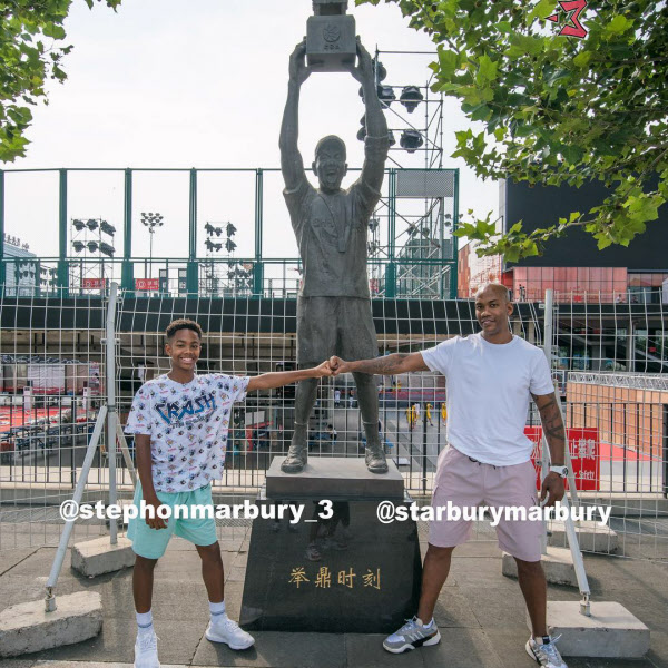 중국에 있는 자신의 동상 앞에서 아들과 포즈를 취한 마버리. / 마버리 인스타그램