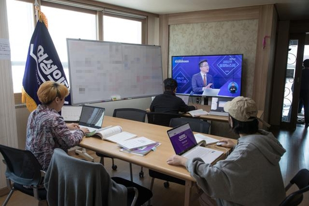 서울 마포구에 위치한 ‘여성의당’ 중앙당 사무실에서 당 관계자들이 업무를 보고있다.